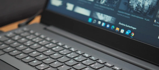 Windows 11, la schermata di blocco diventa pi&ugrave; intelligente: PIN, volto e impronte senza passaggi aggiuntivi